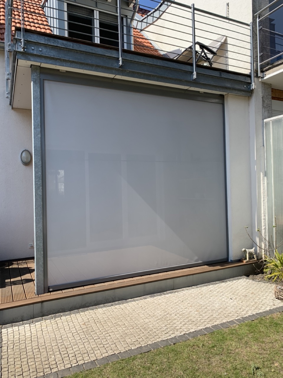 Es ist ein Sichtschutz zu sehen vor einer Haustür